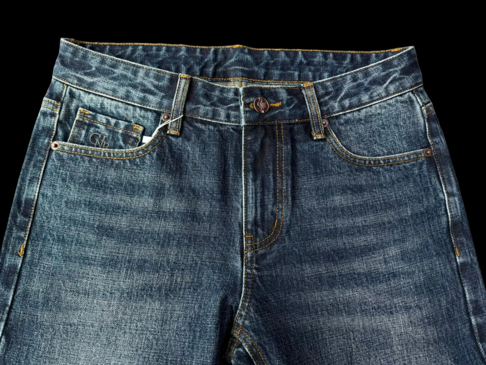 Detalj av linning, lommer og knappegylf på CNB Selvedge Slim Bootcut-jeans