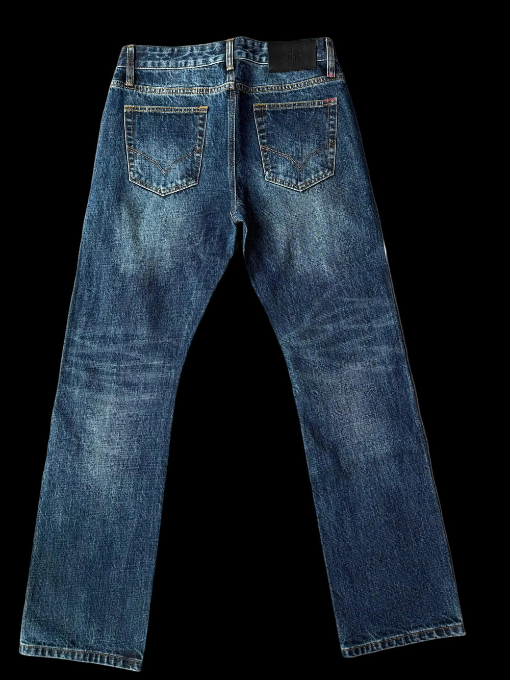 CNB Selvedge Slim Bootcut-jeans bakfra med baklommer og skinnpatch